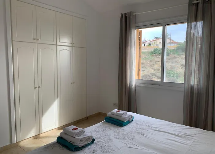 Regina Gardens - Spacious 2bed, 2bath, Sea Views, Pool, Terrace Paphos