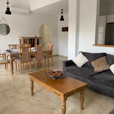 Regina Gardens - Spacious 2bed, 2bath, Sea Views, Pool, Terrace بافوس