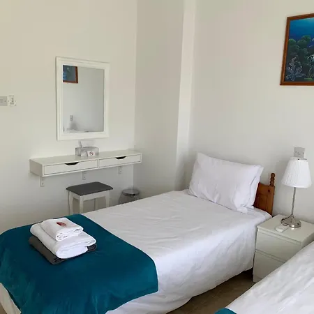 Apartment Regina Gardens - Spacious 2bed, 2bath, Sea Views, Pool, Terrace Paphos