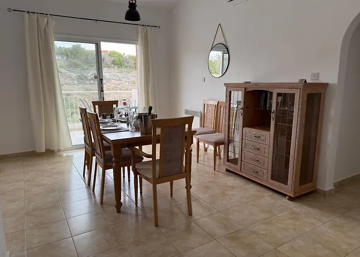 Regina Gardens - Spacious 2bed, 2bath, Sea Views, Pool, Terrace Paphos